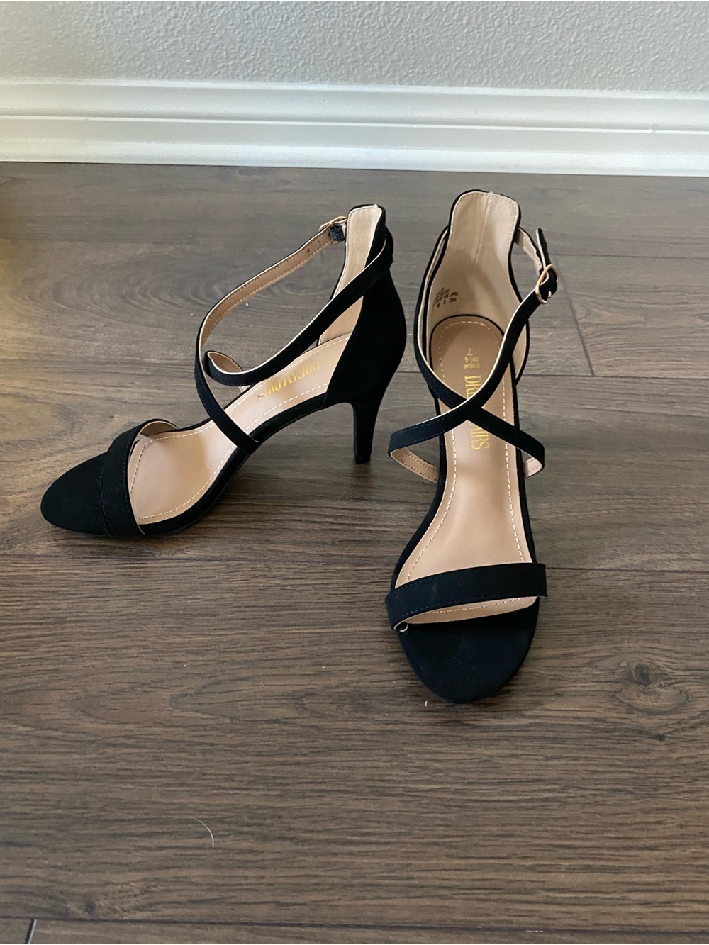 NWOT Dream Pairs Black Strappy Mid-Heel Sandals